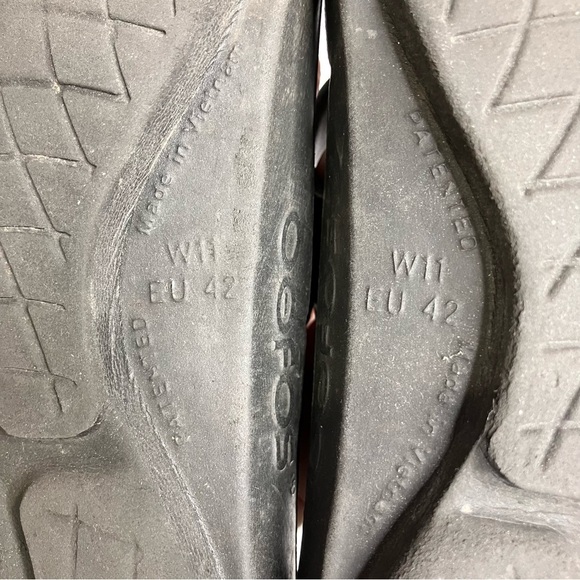 Oofos oolala sandals size 11 gold black - Picture 11 of 11